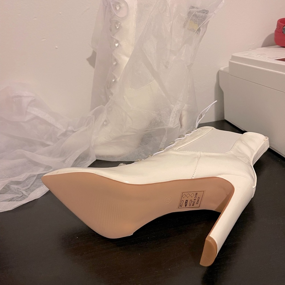 White boots - Picture 4 of 5